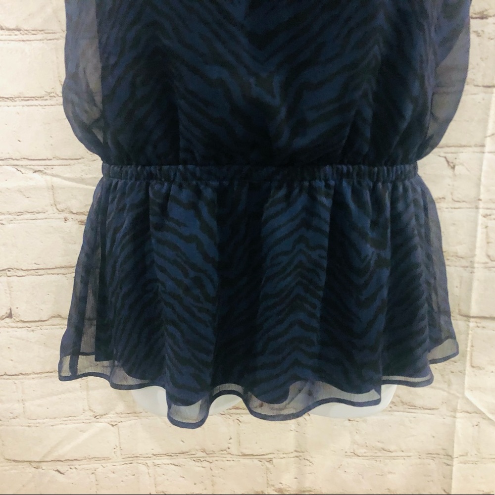 ❌SOLD❌❤️🔥Express❤️🔥Gorgeous Double V-Neck Blouse❤️🔥Measurements in P - Picture 3 of 14